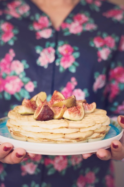 Frau, die süße Waffeln hält