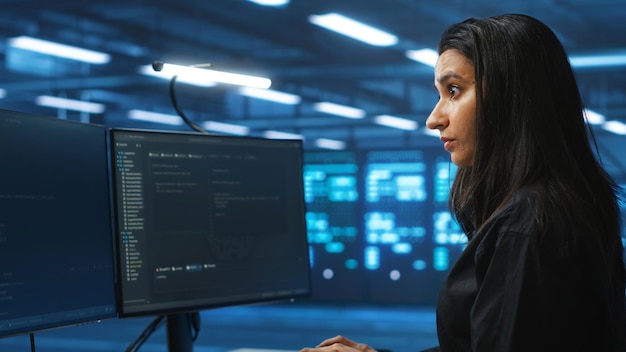 Frau, die Supercomputer beaufsichtigt, die Verarbeitungs- und Speicherressourcen bereitstellen