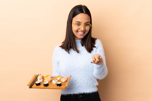 Frau, die Sushi im Studio hält