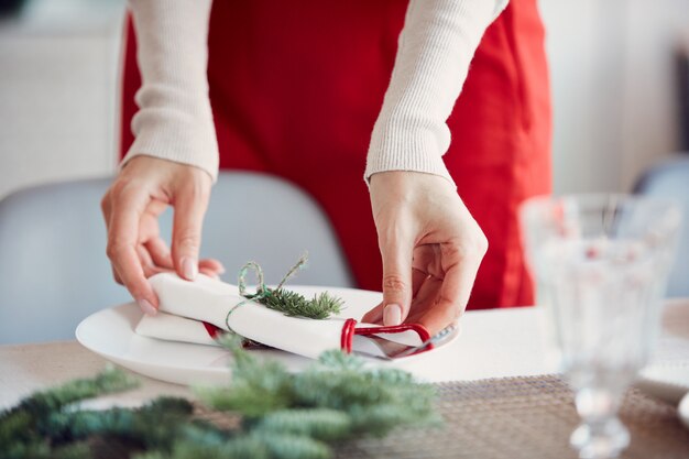 Frau, die Tabelle für Weihnachtsfeier einstellt