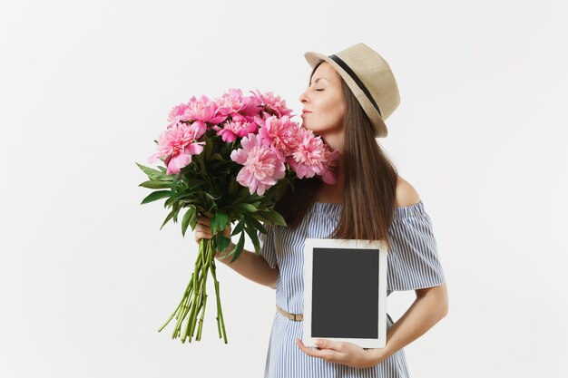 Frau, die Tablet-Computer mit leerem leerem Bildschirm hält, um Raum zu kopieren, Blumenstrauß der schönen rosa Pfingstrosenblumen lokalisiert auf weißem Hintergrund Spott oben. Online-Shopping-Konzept für die Lieferung von Unternehmen. Werbefläche