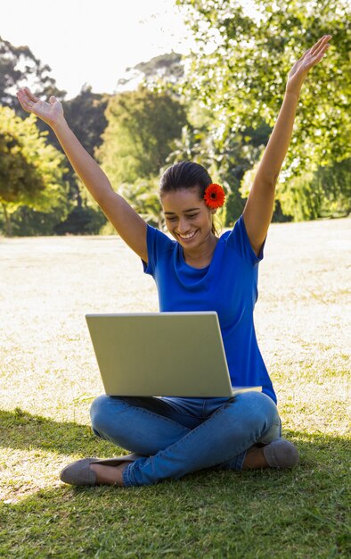 Frau, die Tablette im Park verwendet