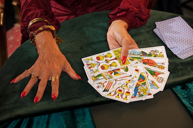 Foto frau, die tarotkarten im hohen winkel hält