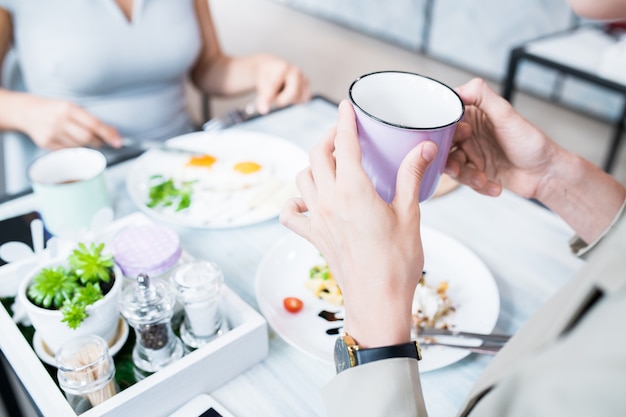 Frau, die Tasse im Cafe hält