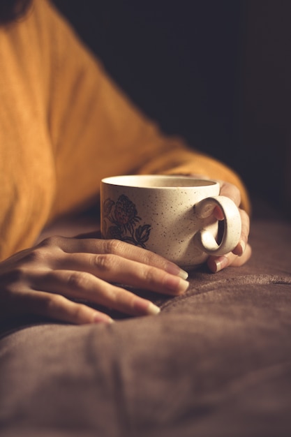 Foto frau, die teetasse in der hand hält