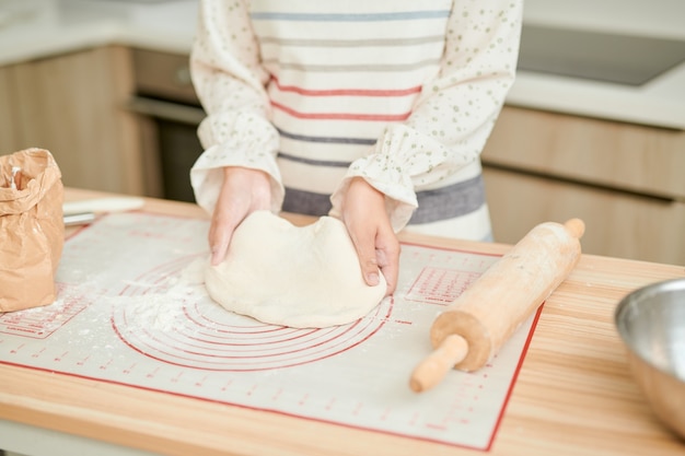 Frau, die Teig knetet, Nahaufnahmefoto