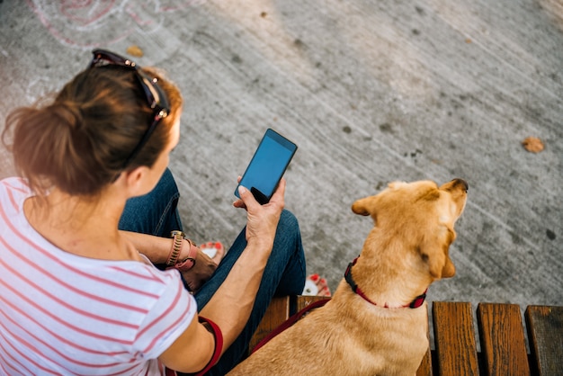 Frau, die Telefon im Park verwendet