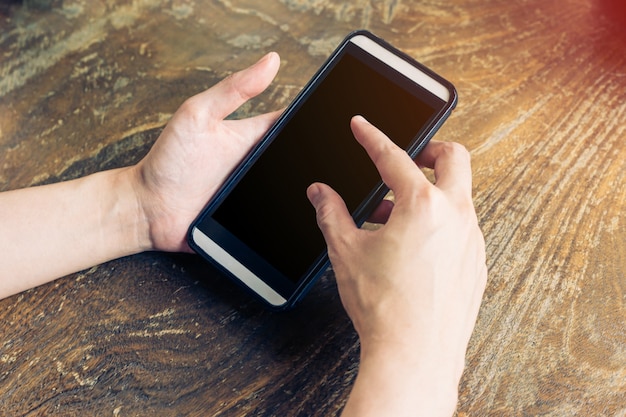 Frau, die Telefon in der Kaffeestube verwendet