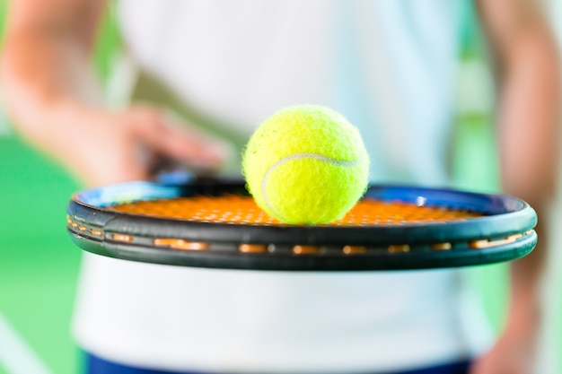 Frau, die Tennis im Fitness-Club spielt