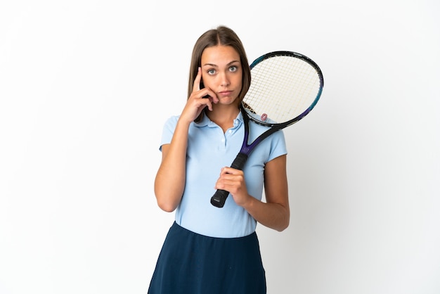 Frau, die Tennis spielt, isolierte weiße Wand, die eine Idee denkt