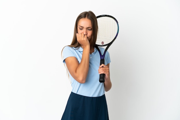 Frau, die Tennis spielt, isolierte weiße Wand, die Zweifel hat