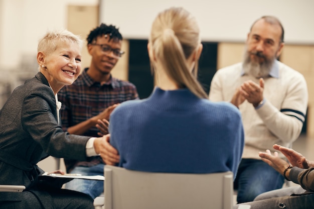 Frau, die Therapieklasse besucht