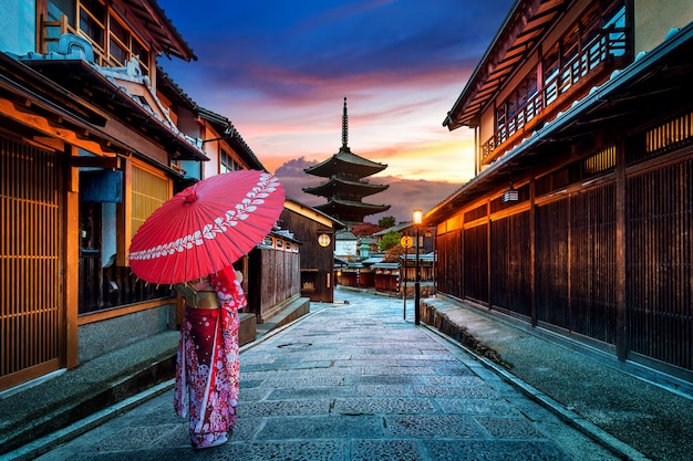 Frau, die traditionellen japanischen Kimono an der Yasaka-Pagode in Kyoto, Japan trägt