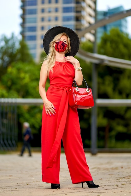 Frau, die trendiges Mode-Outfit während der Quarantäne des Coronavirus trägt
