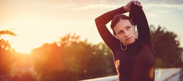 Foto frau, die übung ausdehnend tut