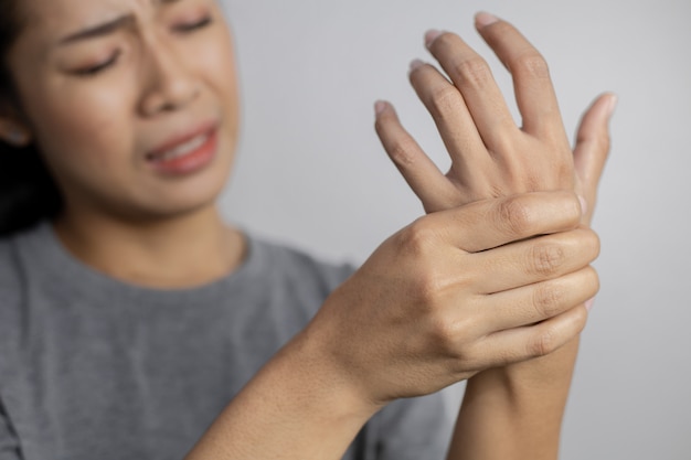 Frau, die unter Schmerzen in der Hand leidet.