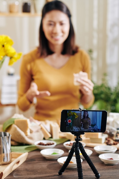 Frau, die Video über Seifenherstellung aufzeichnet