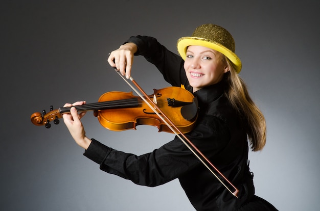 Frau, die Violine spielt