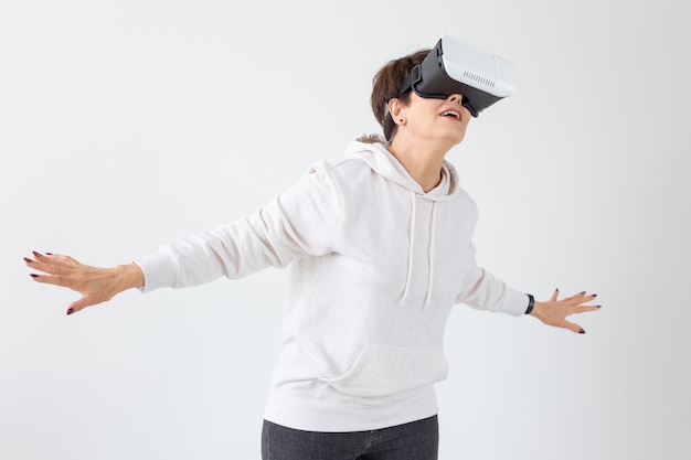 Frau, die Virtual-Reality-Brille trägt