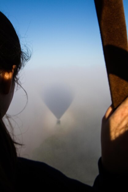 Foto frau, die von einem heißluftballon aus sieht