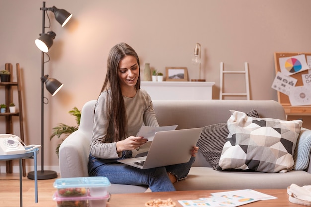 Foto frau, die von zu hause aus arbeitet