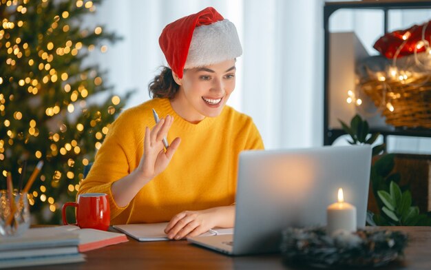 Frau, die vor Weihnachten arbeitet