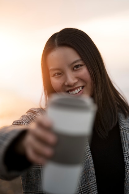 Frau, die Vorderansicht der Kaffeetasse hält