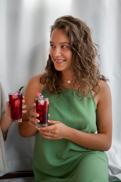 Foto frau, die vorderansicht des teeglases hält