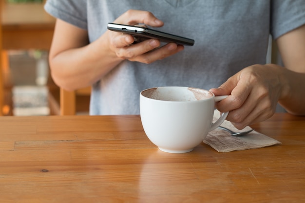 Frau, die wärmendes Getränk, späten Kaffee in einer Schale genießt