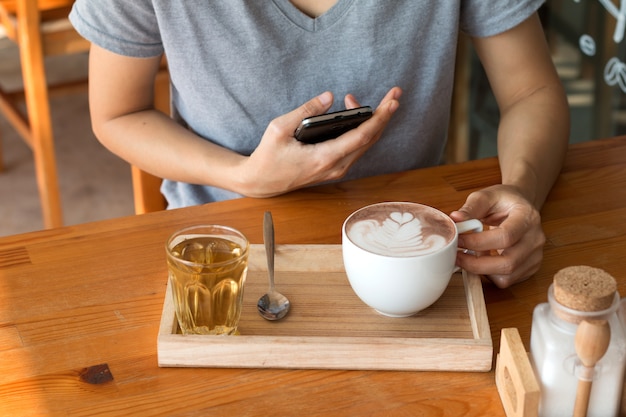 Frau, die wärmendes Getränk, späten Kaffee in einer Schale genießt