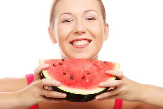 Frau, die Wassermelone bereit hält, einen Bissen zu nehmen