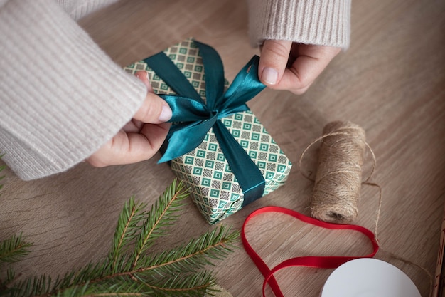 Frau, die Weihnachtsgeschenk einwickelt.