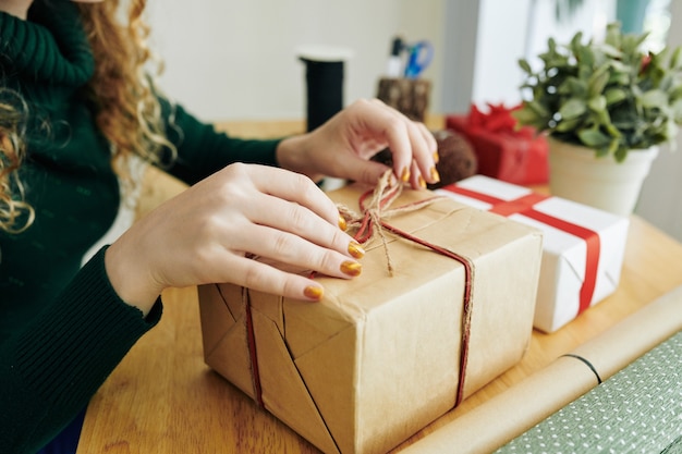 Frau, die Weihnachtsgeschenk öffnet