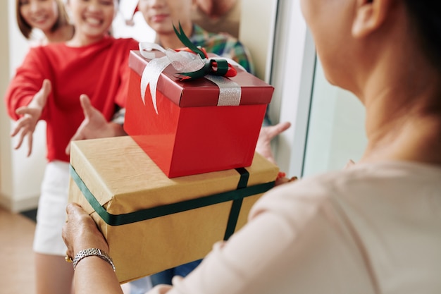 Frau, die Weihnachtsgeschenke bringt