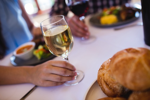 Frau, die Weinglas im Restaurant hält