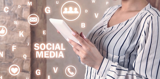 Frau, die weiße digitale Tablette verwendet. Sozialen Medien. Netzwerk. Technologie. Kommunikation