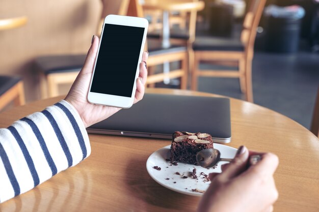 Frau, die weißes Handy hält