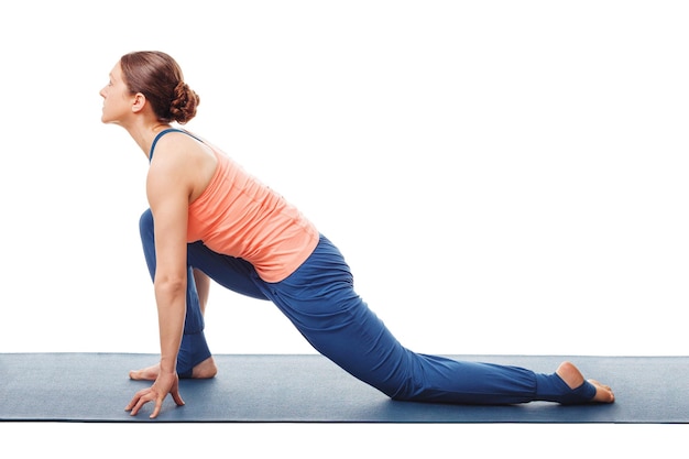 Frau, die Yoga-Asana und Anjaneyasana macht