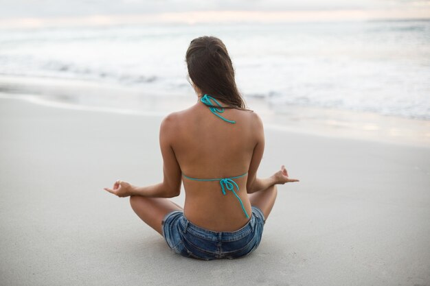 Frau, die Yoga durchführt