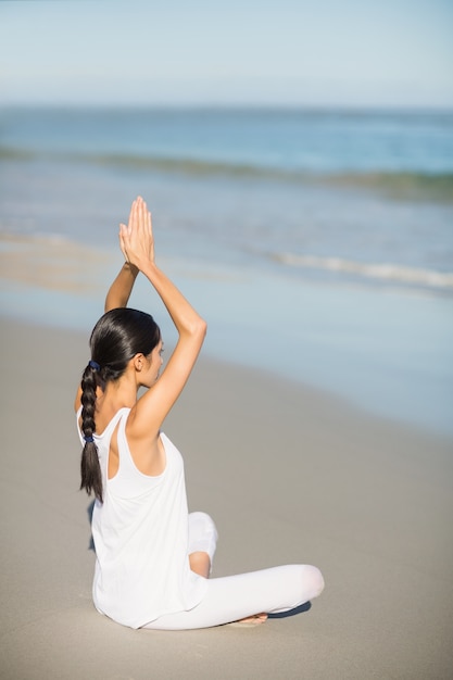 Frau, die Yoga durchführt