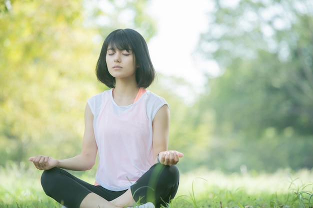 Frau, die Yoga im Park tut