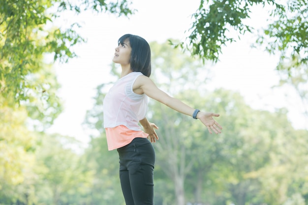 Frau, die Yoga im Park tut