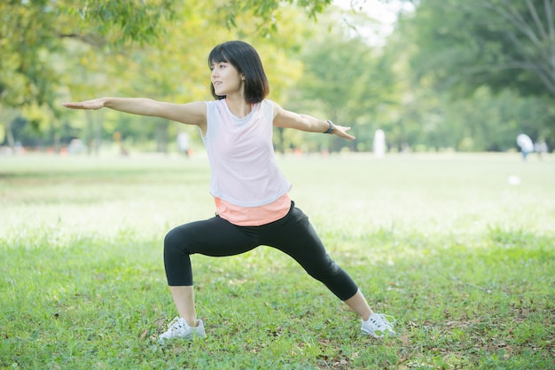 Frau, die Yoga im Park tut