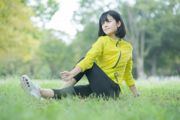 Frau, die Yoga im Park tut