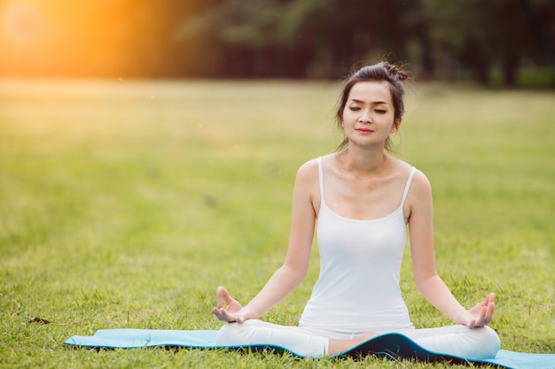 Frau, die Yoga im Park tut