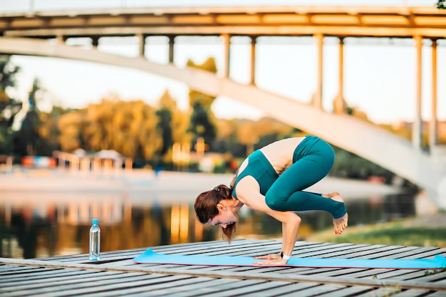 Frau, die Yoga im Sommer im Freien tut