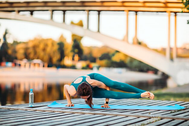 Frau, die Yoga im Sommer im Freien tut