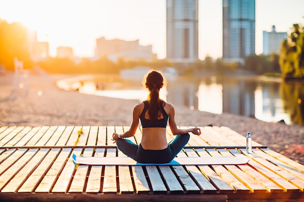 Foto frau, die yoga im sommer im freien tut