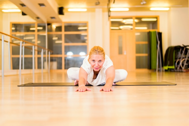 Frau, die Yoga im Studio tut