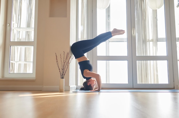 Frau, die Yoga-Pose mit Beinen macht